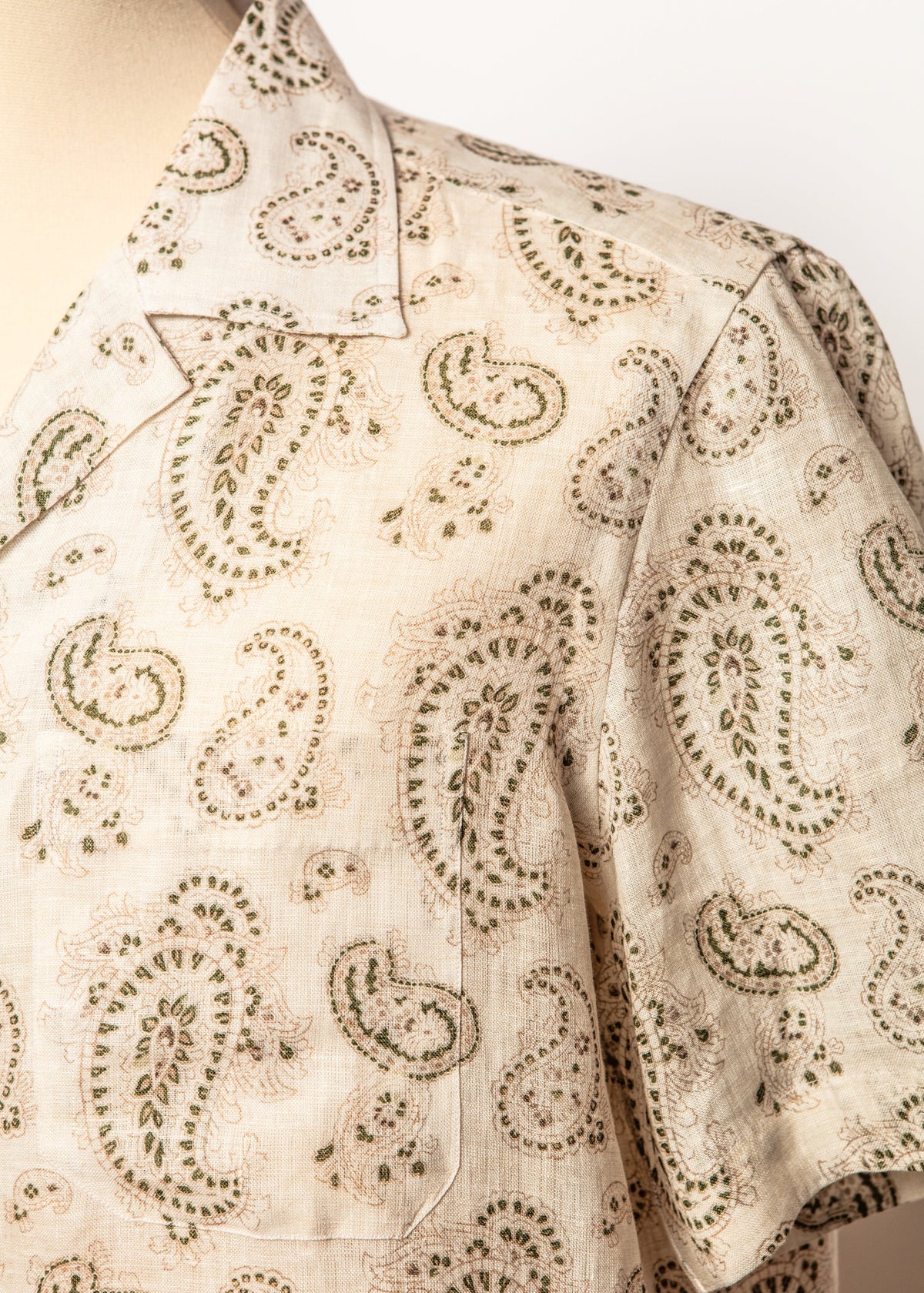 Mouse tail grass colored floral collar shirt